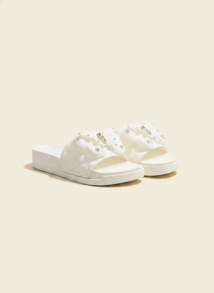 Claquettes blanches à fleurs & perles — GKDS Étampes